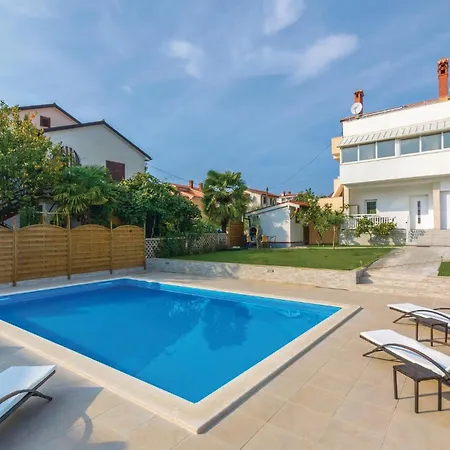 Cozy In Novigrad With Swimming Pool